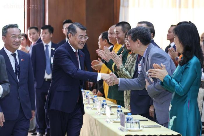 Thủ tướng Lê Minh Hưng gặp gỡ cán bộ, nhân viên các cơ quan đại diện Việt Nam tại Lào, đại diện các hội đoàn và cộng đồng người Việt Nam đang sinh sống, học tập, làm việc tại Thủ đô Vientiane - Ảnh: chinhphu.vn/Nhật Bắc