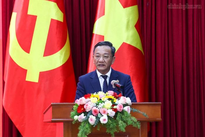 Đại sứ Việt Nam tại Lào Nguyễn Minh Tâm báo cáo - Ảnh: chinhphu.vn/Nhật Bắc