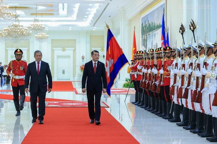 Thủ tướng Lê Minh Hưng và Thủ tướng Hun Manet duyệt Đội danh dự Quân đội Hoàng gia Campuchia - Ảnh: chinhphu.vn/Nhật Bắc