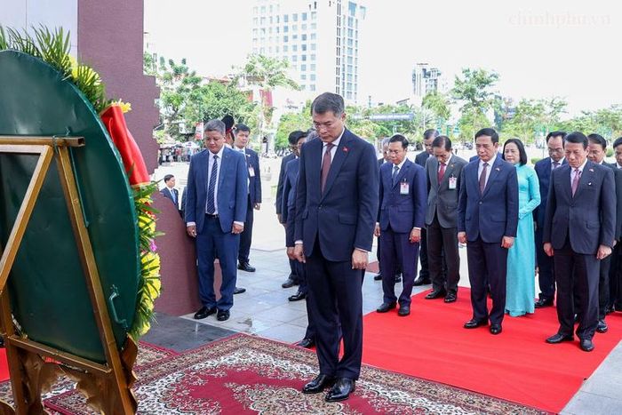 Thủ tướng Lê Minh Hưng cùng Đoàn đại biểu cấp cao Việt Nam bày tỏ lòng kính trọng sâu sắc đối với công lao to lớn của cố Quốc vương Norodom Sihanouk - Ảnh: chinhphu.vn/Nhật Bắc