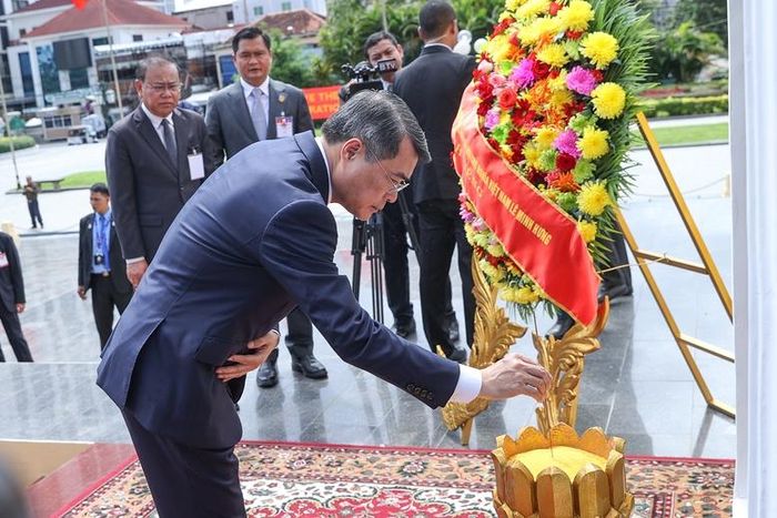 Thủ tướng Lê Minh Hưng và Đoàn Đại biểu cấp cao Việt Nam dâng hương, hoa tại Đài Hữu nghị Campuchia-Việt Nam - Ảnh: chinhphu.vn/Nhật Bắc