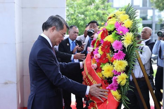 Thủ tướng Lê Minh Hưng đặt vòng hoa tại Đài tưởng niệm cố Quốc vương Norodom Sihanouk - Ảnh: chinhphu.vn/Nhật Bắc