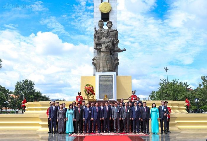 Thủ tướng Lê Minh Hưng và Đoàn Đại biểu cấp cao Việt Nam tại Đài Hữu nghị Campuchia-Việt Nam - Ảnh: chinhphu.vn/Nhật Bắc