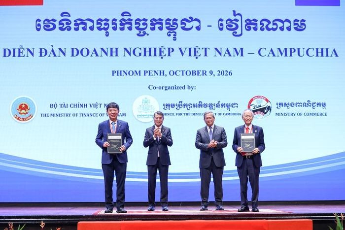 Dưới sự chứng kiến của hai Thủ tướng, các cơ quan, doanh nghiệp hai nước trao các văn kiện hợp tác - Ảnh: chinhphu.vn/Nhật Bắc