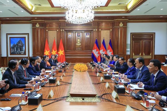 Hai bên nhất trí thúc đẩy gắn kết kinh tế, phát triển cửa khẩu và cơ sở hạ tầng biên giới, gia tăng đầu tư của Việt Nam vào Campuchia - Ảnh: chinhphu.vn/Nhật Bắc