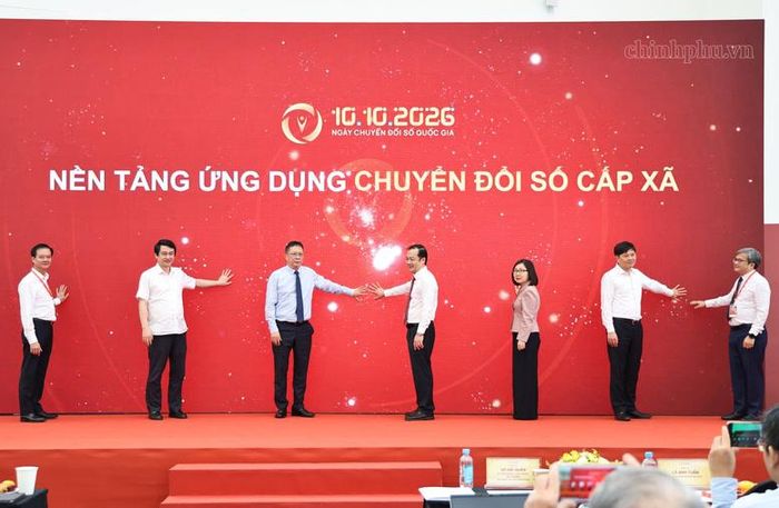 Thứ trưởng Bộ KH&CN Phạm Đức Long và các đại biểu bấm nút ra mắt Ứng dụng Chuyển đổi số cấp xã - Ảnh: chinhphu.vn/Thu Giang