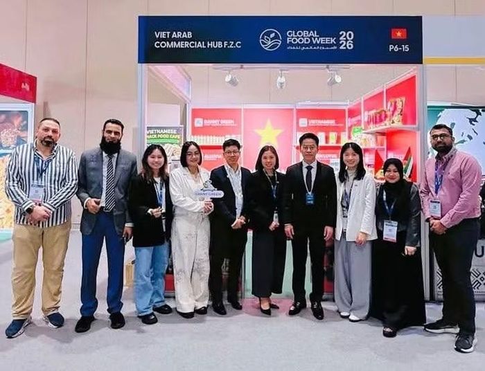 Các đại biểu quốc tế tham quan và chụp ảnh kỷ niệm tại gian hàng của Đại sứ quán Việt Nam. (Ảnh: Đại sứ quán Việt Nam tại UAE cung cấp)