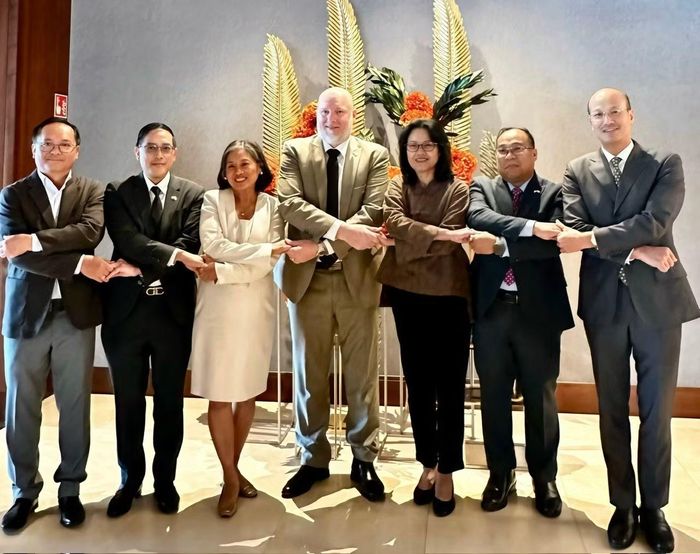 Ông István Medvecski, Phó Quốc vụ khanh Bộ Ngoại giao Hungary (đứng giữa) chụp ảnh kỷ niệm với Đại sứ các nước ASEAN. (Ảnh: Đại sứ quán Việt Nam tại Hungary cung cấp)