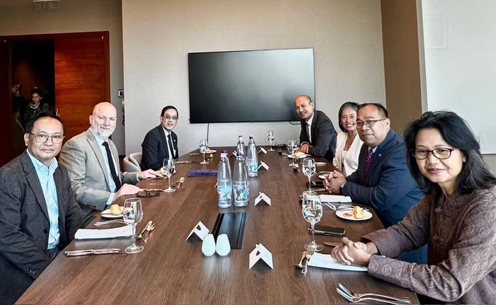 Đại sứ các nước ASEAN trao đổi với ông István Medvecski, Phó Quốc vụ khanh Bộ Ngoại giao Hungary. (Ảnh: Đại sứ quán Việt Nam tại Hungary cung cấp)