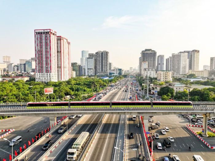 Hà Nội hiện đại, năng động với hệ thống tàu điện trên cao. (Ảnh: THẾ ĐẠI)