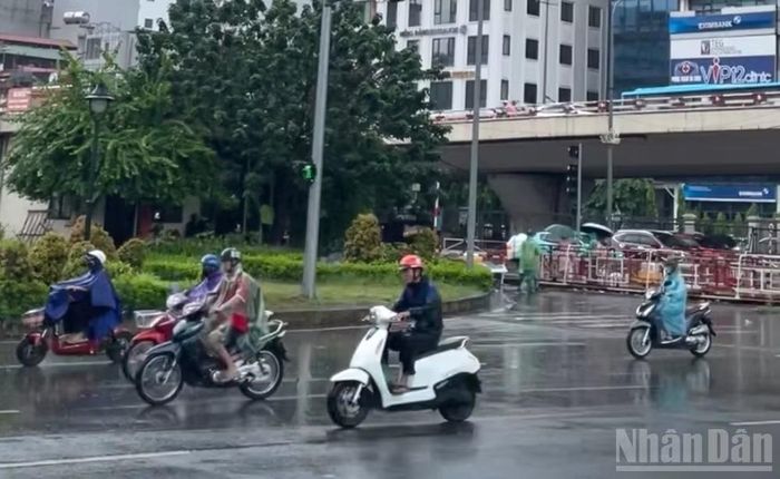 Dự báo khu vực Hà Nội có mưa rào và dông vài nơi. (Ảnh: ĐT)
