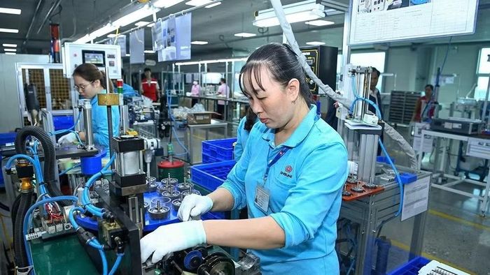 Công ty TNHH Ohsung Vina (FDI Hàn Quốc) chuyên sản xuất linh phụ kiện điện tử, màn hình và thiết bị điện tại Khu công nghiệp Liên Hà Thái, tỉnh Hưng Yên (Ảnh ĐĂNG ANH)