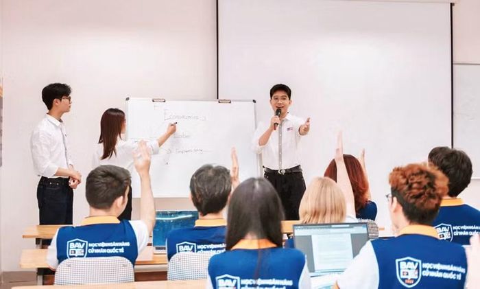 Sinh viên Học viện Ngân hàng trao đổi, thảo luận trong giờ học. (Ảnh: HVNH)