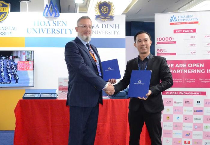 Phó Giáo sư, Tiến sĩ Nguyễn Tuấn Đức, Phó Hiệu trưởng Trường đại học Hoa Sen ký kết hợp tác cùng đại diện cơ sở đại học quốc tế. (Ảnh: NC)