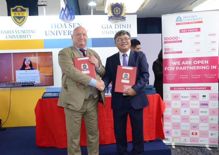 Phó Giáo sư, Tiến sĩ Phạm Văn Song, Hiệu trưởng Trường đại học Gia Định ký kết hợp tác với Công ty trách nhiệm hữu hạn ABE Global (UK). (Ảnh: NC)