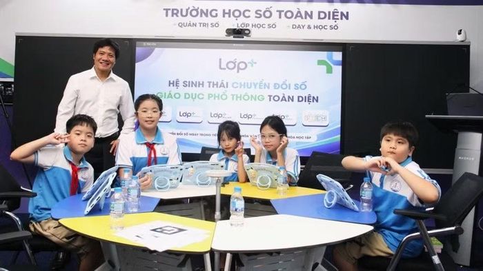 Học sinh trải nghiệm thực tế mô hình "Lớp học số toàn diện" ứng dụng thiết bị thông minh và nền tảng quản trị số vào hoạt động dạy và học phổ thông. (Ảnh: BẢO NGÂN)