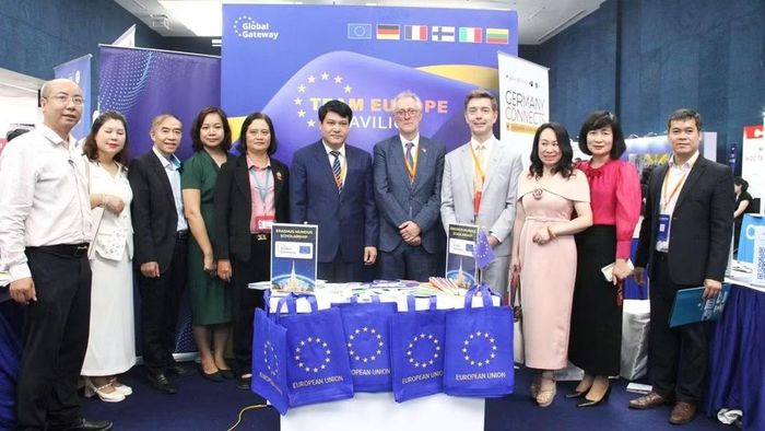 Ông Stefaan Hermans, Tổng Cục trưởng phụ trách hợp tác quốc tế, giáo dục, thanh niên, thể thao và văn hóa của Ủy ban Châu Âu và đại diện các cơ sở giáo dục Việt Nam chụp ảnh lưu niệm tại gian hàng "Team Europe Pavilion". (Ảnh: BẢO NGÂN)