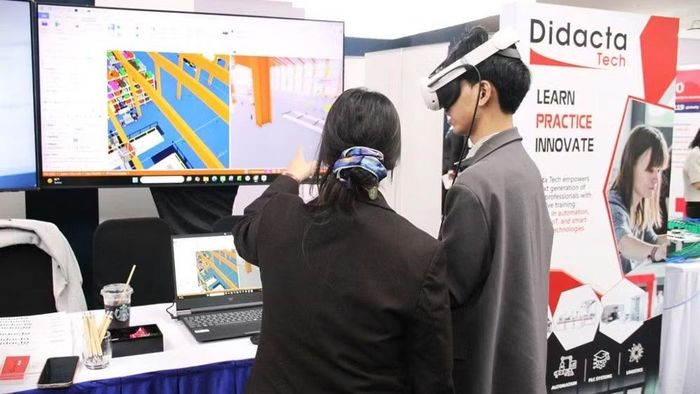 Các bạn trẻ tham quan trực tiếp trải nghiệm thiết bị thực tế ảo (VR) và mô phỏng 3D ứng dụng trong đào tạo thực hành và giáo dục nghề nghiệp. (Ảnh: BẢO NGÂN)