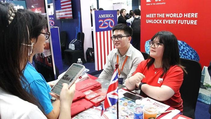  Đại diện các đơn vị tư vấn giải đáp trực tiếp thắc mắc của người học về các chứng chỉ chuyên môn quốc tế và kỹ năng số cần thiết cho thị trường lao động.(Ảnh: BẢO NGÂN) 