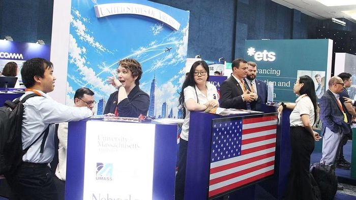  Gian hàng Phái đoàn Hoa Kỳ quy tụ nhiều đại học và tập đoàn công nghệ lớn, tạo không gian kết nối sôi nổi giữa các nhà quản lý giáo dục và nhà cung cấp giải pháp. (Ảnh: BẢO NGÂN) 