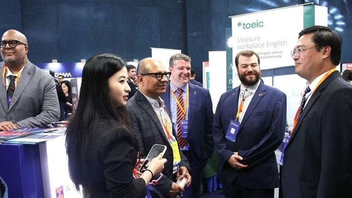 Đại diện các tổ chức giáo dục và doanh nghiệp quốc tế trao đổi, tìm kiếm cơ hội hợp tác bên lề triển lãm. (Ảnh: BẢO NGÂN)