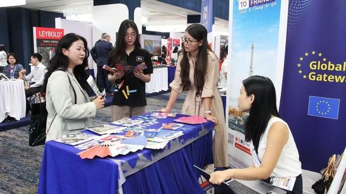 Các đại biểu và sinh viên tìm hiểu thông tin học bổng, chương trình trao đổi học thuật và hợp tác nghiên cứu tại gian hàng của Phái đoàn Liên minh châu Âu. (Ảnh: BẢO NGÂN)