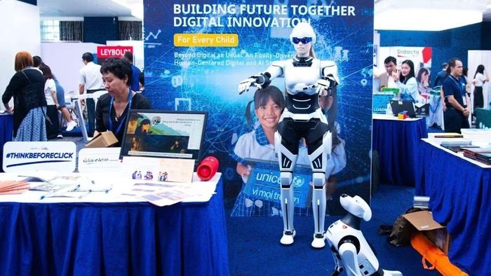 Mô hình robot humanoid tích hợp trí tuệ nhân tạo (AI) tại gian hàng UNICEF thu hút sự quan tâm của đại biểu, truyền tải thông điệp về ứng dụng công nghệ gắn liền với bảo đảm an toàn và cơ hội học tập bình đẳng cho trẻ em. (Ảnh: BẢO NGÂN)