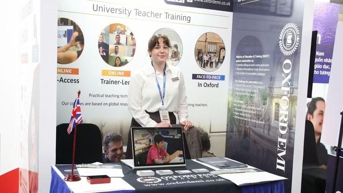 Đại diện Oxford EMI giới thiệu các chương trình bồi dưỡng nâng cao năng lực giảng dạy bằng tiếng Anh và kỹ năng sư phạm số cho đội ngũ nhà giáo. (Ảnh: BẢO NGÂN)