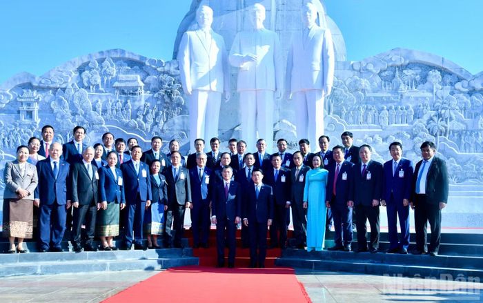 Thủ tướng Lê Minh Hưng và Thủ tướng Lào Saleumxay Kommasith cùng Đoàn đại biểu hai nước tại cụm Tượng đài Chủ tịch Hồ Chí Minh, Chủ tịch Kaysone Phomvihane và Chủ tịch Souphanouvong. (Ảnh: THANH GIANG)