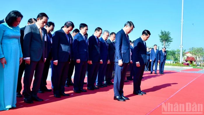 Thủ tướng Lê Minh Hưng và Thủ tướng Lào Saleumxay Kommasith cùng Đoàn đại biểu mặc niệm tưởng nhớ, tri ân công lao to lớn của các bậc lãnh tụ vĩ đại hai nước. (Ảnh: THANH GIANG)