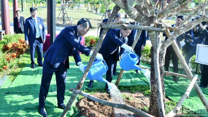 Thủ tướng Lê Minh Hưng và Thủ tướng Lào Saleumxay Kommasith cùng trồng cây lưu niệm tại Công viên Hữu nghị Lào-Việt Nam. (Ảnh: THANH GIANG)