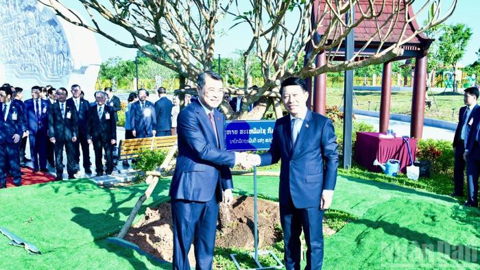 Thủ tướng Lê Minh Hưng và Thủ tướng Lào Saleumxay Kommasith tại khu vực trồng cây lưu niệm trong Công viên Hữu nghị Lào-Việt Nam. (Ảnh: THANH GIANG)