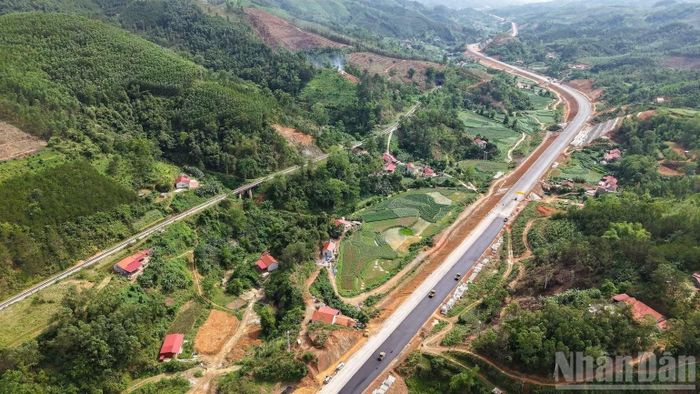 Thi công đường cao tốc Đồng Đăng-Trà Lĩnh. (Ảnh: HUY VŨ)