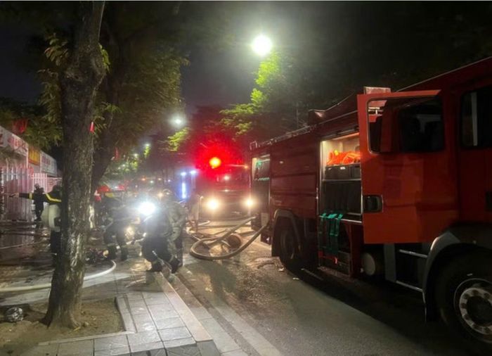 Lực lượng chức năng nỗ lực dập tắt đám cháy. (Ảnh: Công an Hà Nội)