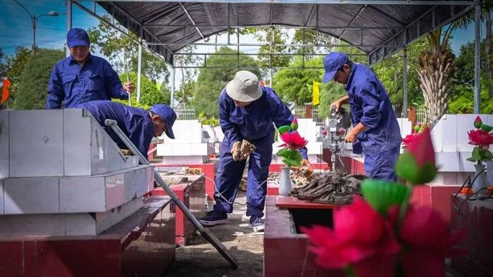 Quá trình lấy mẫu hài cốt liệt sĩ được thực hiện cẩn trọng. (Ảnh: PHƯƠNG VŨ)
