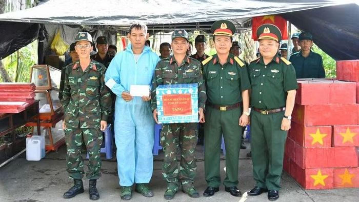 Lãnh đạo Bộ Chỉ huy quân sự tỉnh An Giang thường xuyên thăm hỏi, động viên các đội thực hiện lấy mẫu hài cốt liệt sĩ. (Ảnh: PHƯƠNG VŨ)