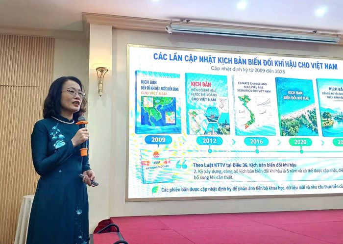 Phó giáo sư, Tiến sĩ Phạm Thị Thanh Ngà công bố kịch bản biến đổi khí hậu 2025. (Ảnh: Trần Thường)