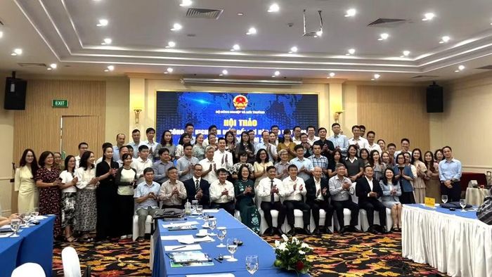 Đại biểu dự hội thảo chụp ảnh lưu niệm. (Ảnh: Đức Tùng)