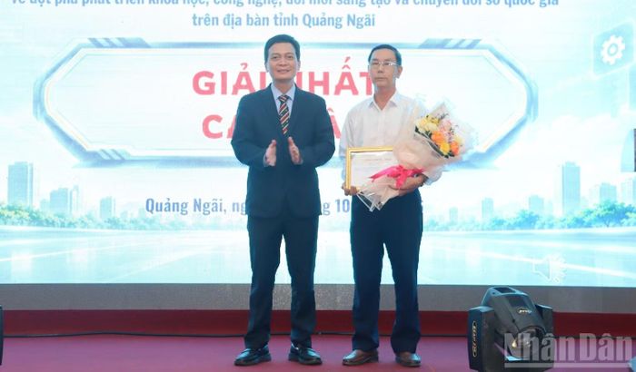 Trao giải Nhất cá nhân cho ông Nguyễn Thái Thiều, ở xã Vạn Tường. (Ảnh: HIỂN CỪ)