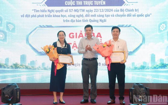 Trao giải Ba tập thể cho Ủy ban nhân dân các phường: Nghĩa Lộ và Kon Tum. (Ảnh: HIỂN CỪ)