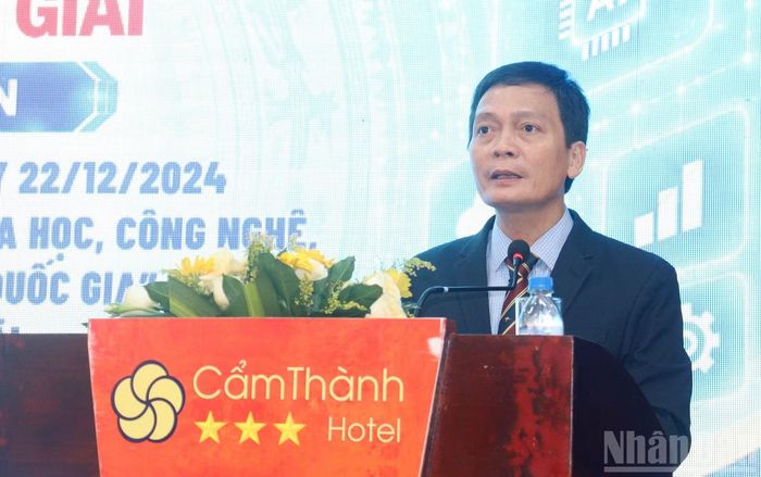 Giám đốc Sở Khoa học và Công nghệ tỉnh Quảng Ngãi Nguyễn Tấn Liêm phát biểu tại hội nghị tổng kết và trao giải cuộc thi trực tuyến tìm hiểu Nghị quyết 57. (Ảnh: HIỂN CỪ)