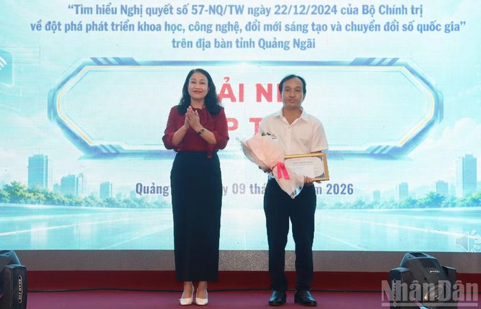 Trao giải Nhì tập thể cho Ủy ban nhân dân xã Vạn Tường. (Ảnh: HIỂN CỪ)