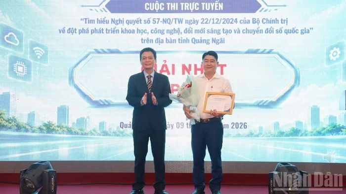 Giám đốc Sở Khoa học và Công nghệ tỉnh Quảng Ngãi Nguyễn Tấn Liêm trao giải Nhất tập thể cho Ủy ban nhân dân xã Bình Sơn. (Ảnh: HIỂN CỪ)