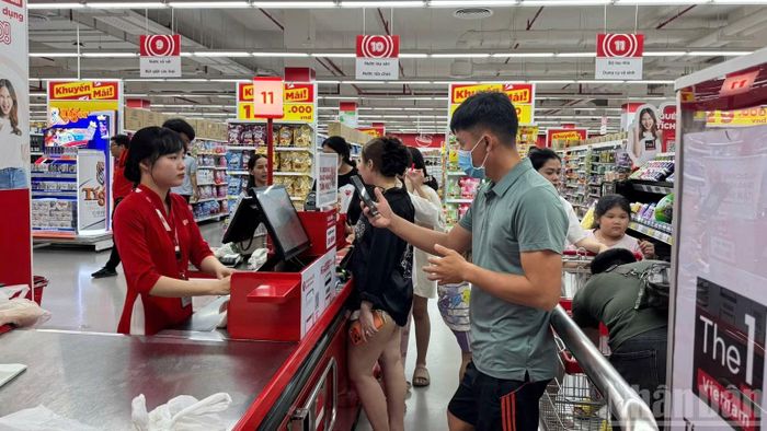 Người tiêu dùng ngày càng bị thu hút bởi những sản phẩm OCOP được bán tại các siêu thị. (Ảnh: NGUYỄN TRUNG)