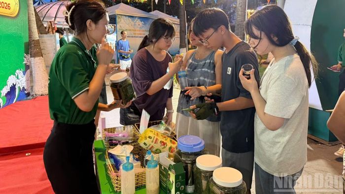 Giới thiệu sản phẩm OCOP được sản xuất từ sản phẩm đặc trưng vùng miền tỉnh Khánh Hòa đến khách hàng. (Ảnh: NGUYỄN TRUNG)