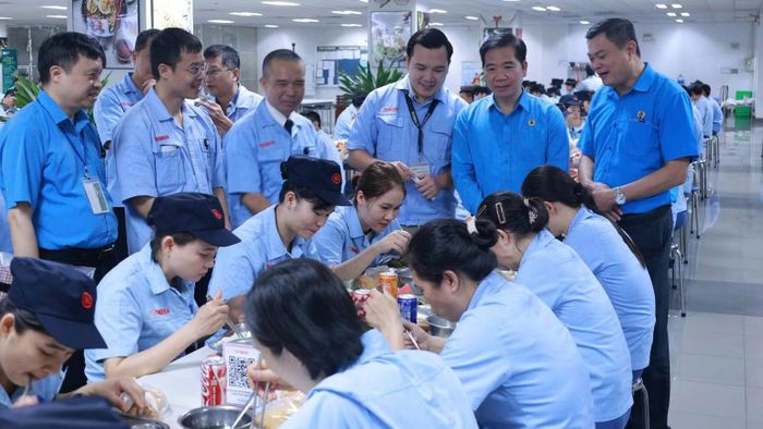 Bữa cơm công đoàn gắn kết chặt chẽ đoàn viên, người lao động với tổ chức công đoàn, lãnh đạo đơn vị, doanh nghiệp. (Ảnh: ÁNH NGỌC)