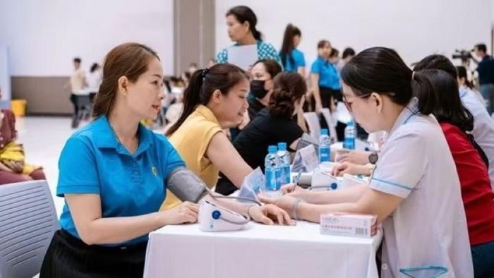 Quan tâm chăm sóc sức khỏe - vốn quý của người lao động. (Ảnh: THÁI SƠN)