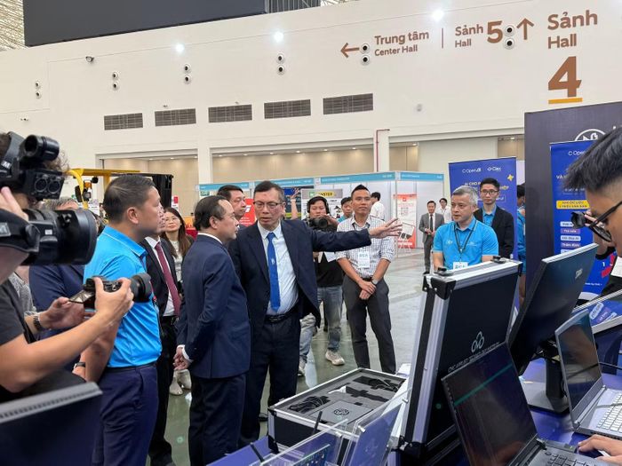 Các đại biểu tham quan các gian hàng của triển lãm. (Ảnh: TRÀ MY)