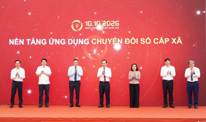 Thứ trưởng Khoa học và Công nghệ Phạm Đức Long cùng các đại biểu thực hiện nghi thức bấm nút ra mắt nền tảng ứng dụng chuyển đổi số cấp xã. (Ảnh: Bộ Khoa học và Công nghệ)
