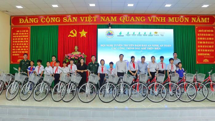 Trao xe đạp cho con em ngư dân có hoàn cảnh khó khăn tại xã Phước Hải. (Ảnh: QUANG ANH)